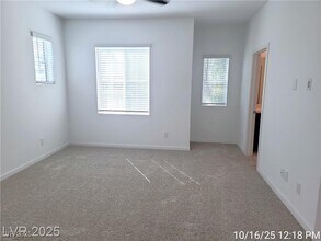 965 Nevada State Dr in Henderson, NV - Foto de edificio - Building Photo
