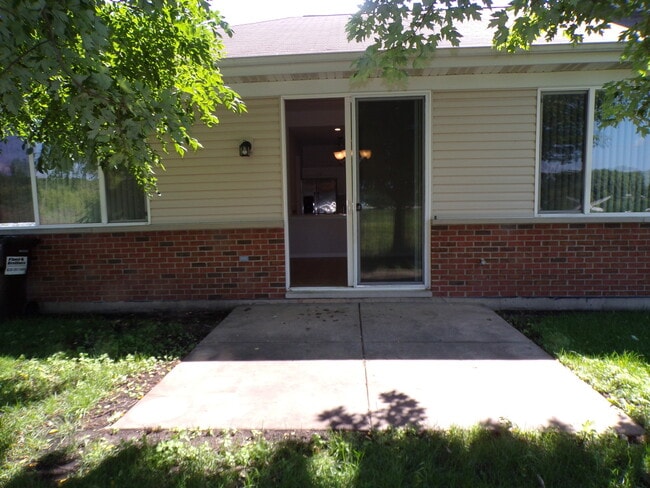 1045 Carrick Ln in McHenry, IL - Building Photo - Building Photo
