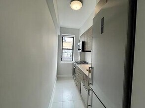 252 E 61st St in New York, NY - Building Photo - Building Photo