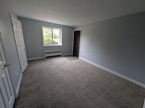 15-25-25 Forrest Dr in Rensselaer, NY - Building Photo - Building Photo