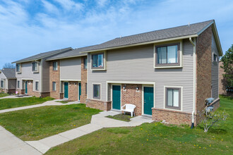 The Meadows in Roseville, MI - Building Photo - Primary Photo