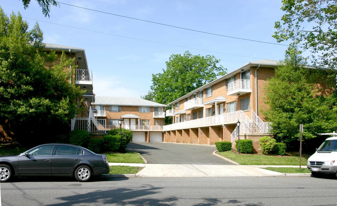 Berkeley Gardens in Hasbrouck Heights, NJ - Building Photo