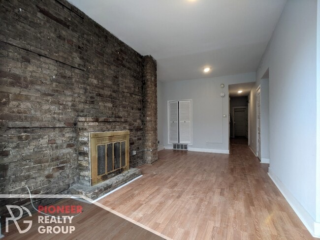 3542 N Halsted St, Unit 2F