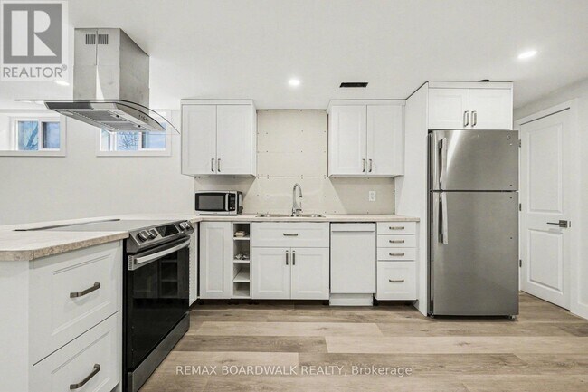 2486 Kaladar Ave in Ottawa, ON - Building Photo - Building Photo