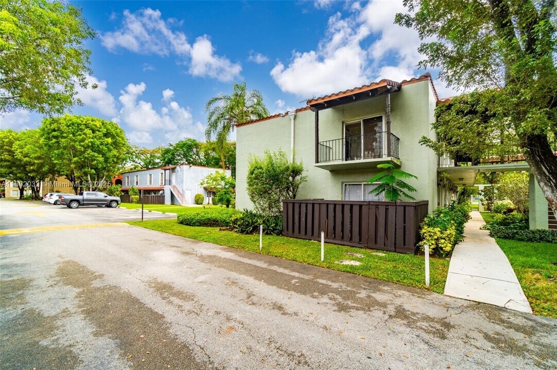 10776 N Kendall Dr in Miami, FL - Building Photo