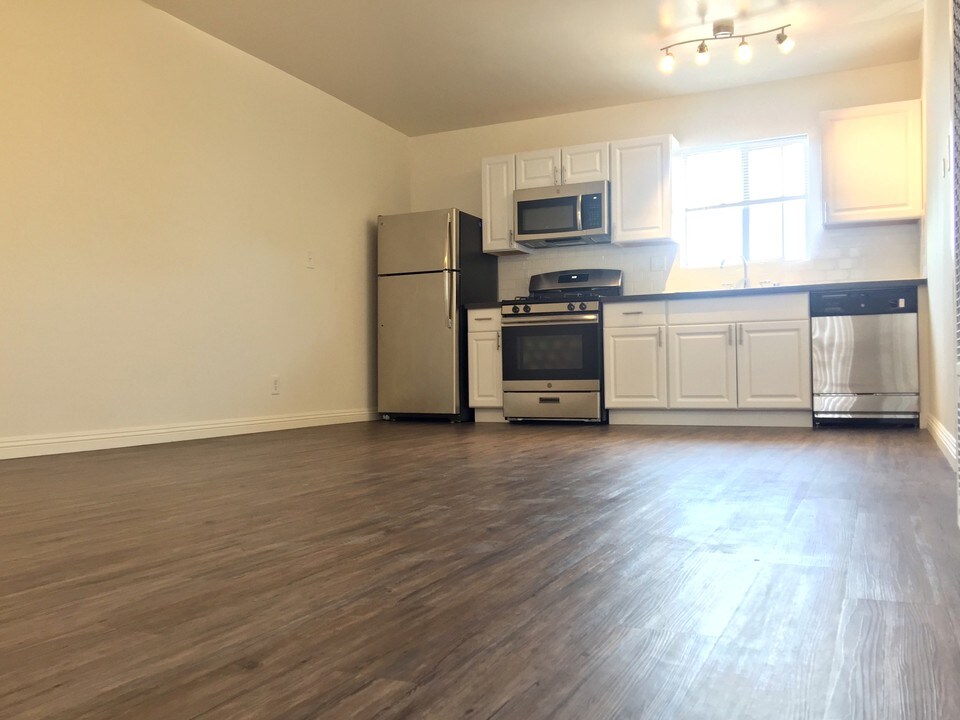 140 N Hoover St in Los Angeles, CA - Building Photo