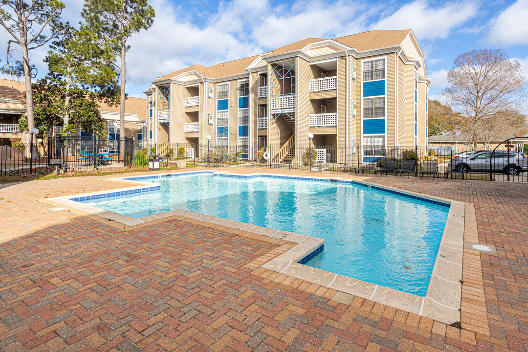 Woodlake Apartments in Kenner, LA - Building Photo