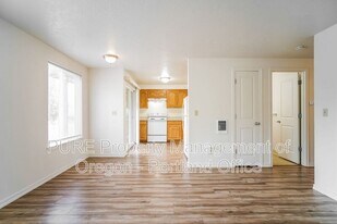 8590 SE 72nd Ave in Portland, OR - Building Photo