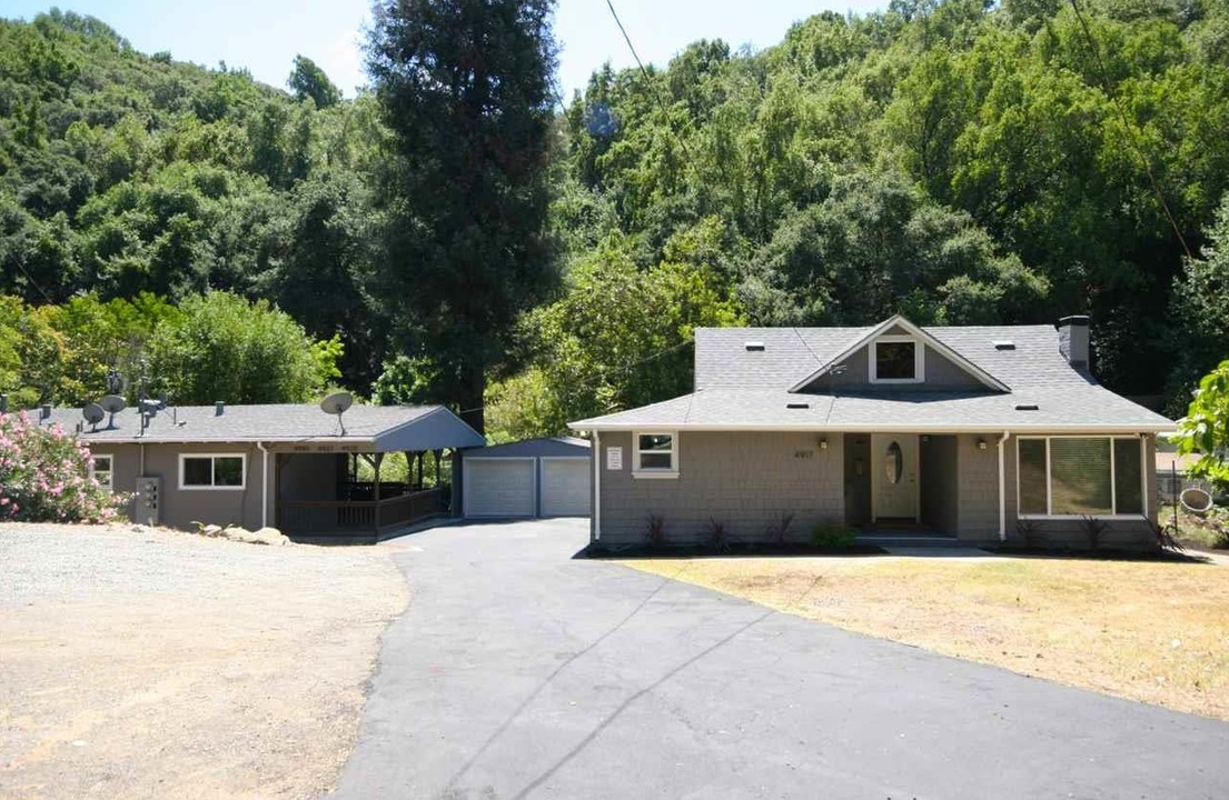 4961 Old Dublin Rd in Castro Valley, CA - Foto de edificio