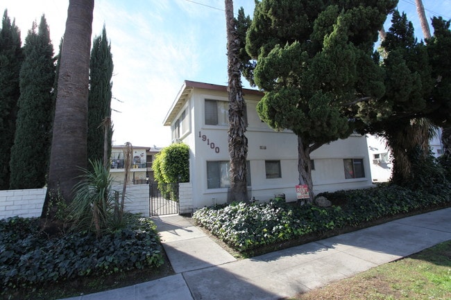 19100 Sherman Way in Reseda, CA - Building Photo - Building Photo