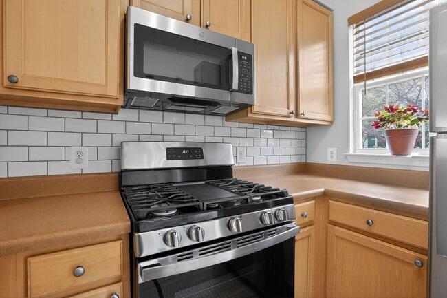 23185 Blackthorn Square in Sterling, VA - Foto de edificio - Building Photo