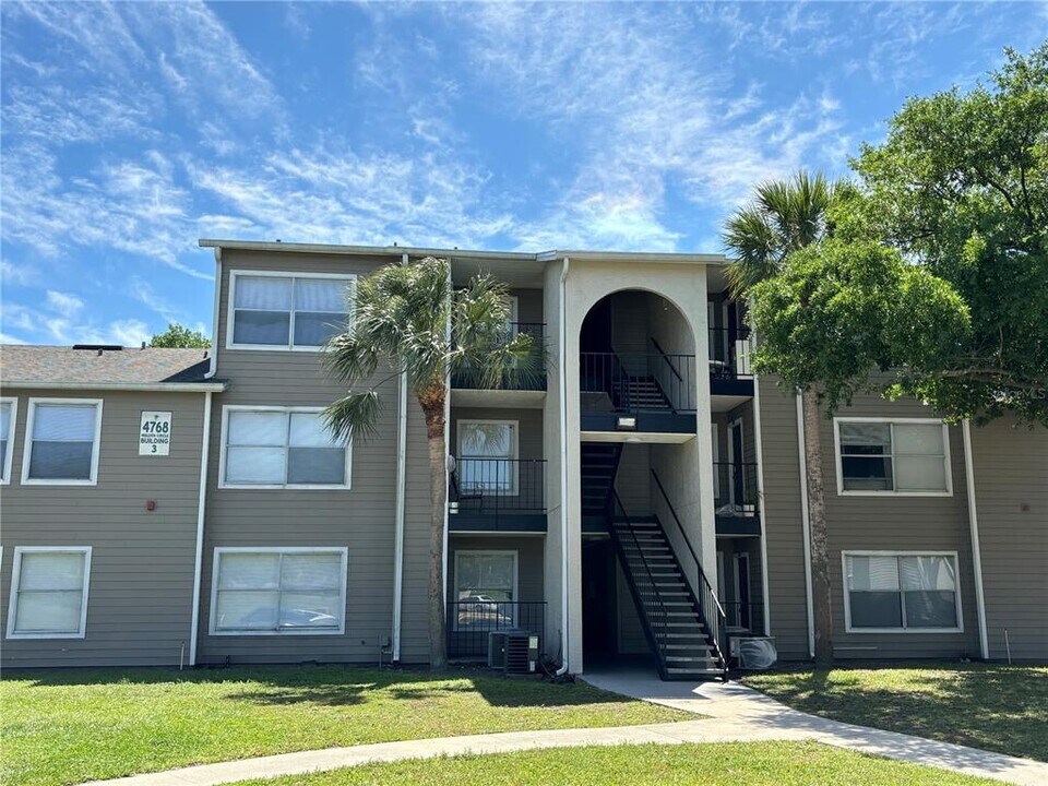 4768 Walden Cir in Orlando, FL - Foto de edificio