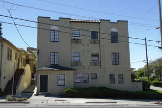 690 Montclair Ave in Oakland, CA - Building Photo - Building Photo