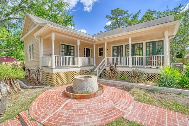 806 E Main St in Bellville, TX - Building Photo - Building Photo