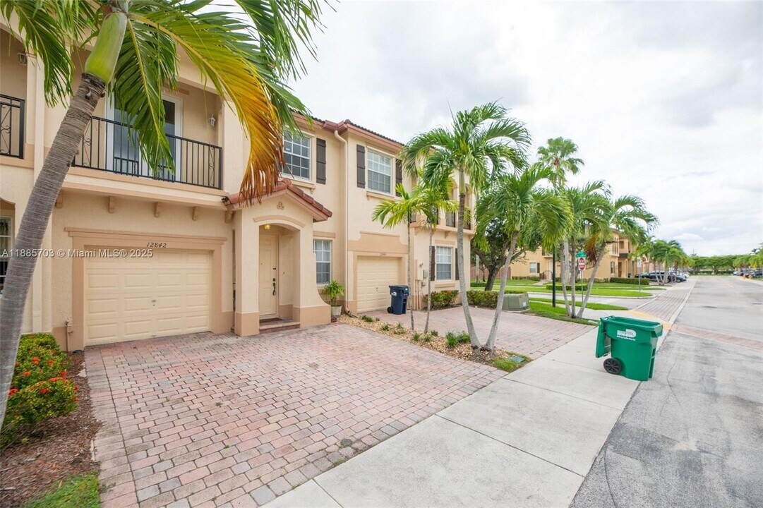 12842 SW 135th St in Miami, FL - Building Photo
