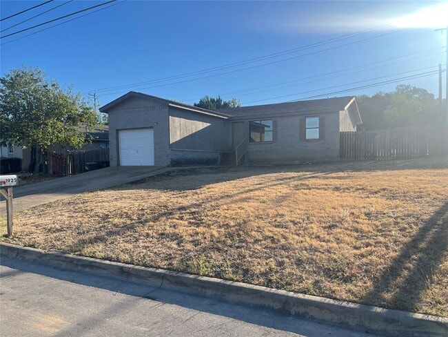 property at 1925 Castle Gate Cir