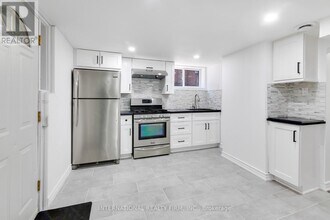 121 Prairie Dr in Toronto, ON - Building Photo - Building Photo