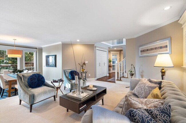 935 Sauve Ct in North Vancouver, BC - Building Photo - Building Photo