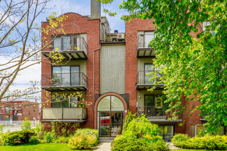 208 De La Poudrière Rue in Verdun, QC - Building Photo - Building Photo