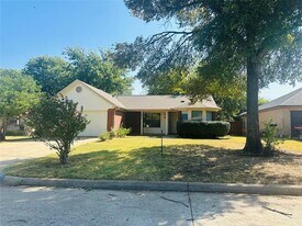 2621 Ozark Dr in Grand Prairie, TX - Building Photo