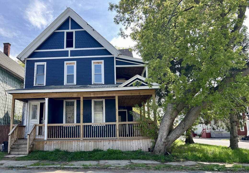 27 Milton Ave, Unit 1 in Amsterdam, NY - Building Photo