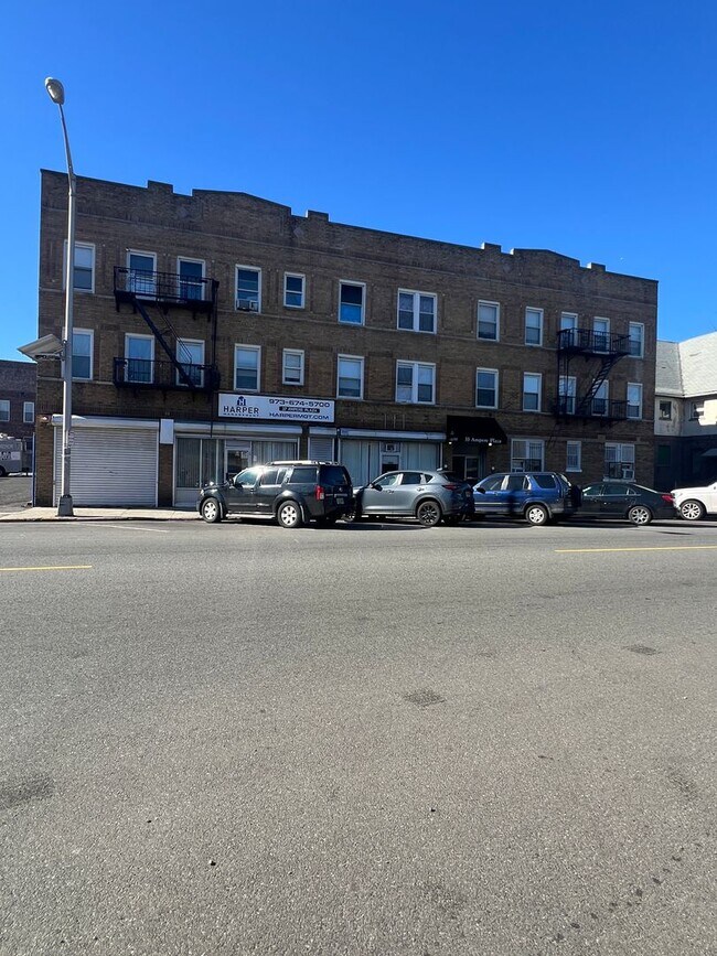 33 Ampere Plaza in East Orange, NJ - Foto de edificio - Building Photo