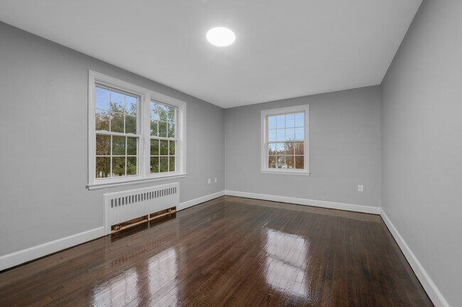 The Bentley in East Hartford, CT - Building Photo - Building Photo