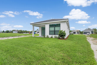 244 SE Via Sangro in Port St. Lucie, FL - Foto de edificio - Building Photo