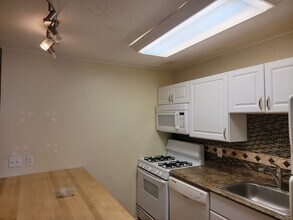 20 Berkeley Ave in Newport, RI - Building Photo - Building Photo