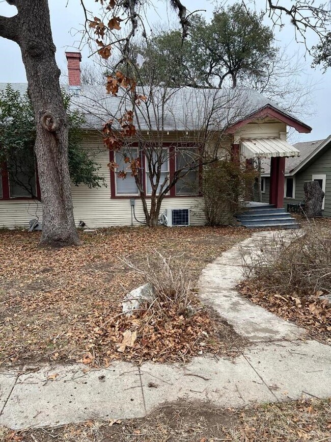 820 Wheless Ave in Kerrville, TX - Building Photo - Building Photo