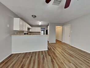 10619 Woodleaf Dr in Dallas, TX - Building Photo - Building Photo