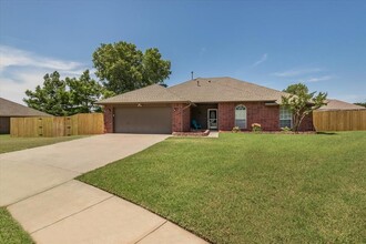 429 E Magnolia Terrace in Mustang, OK - Building Photo - Building Photo