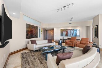 333 Las Olas Way in Fort Lauderdale, FL - Foto de edificio - Building Photo