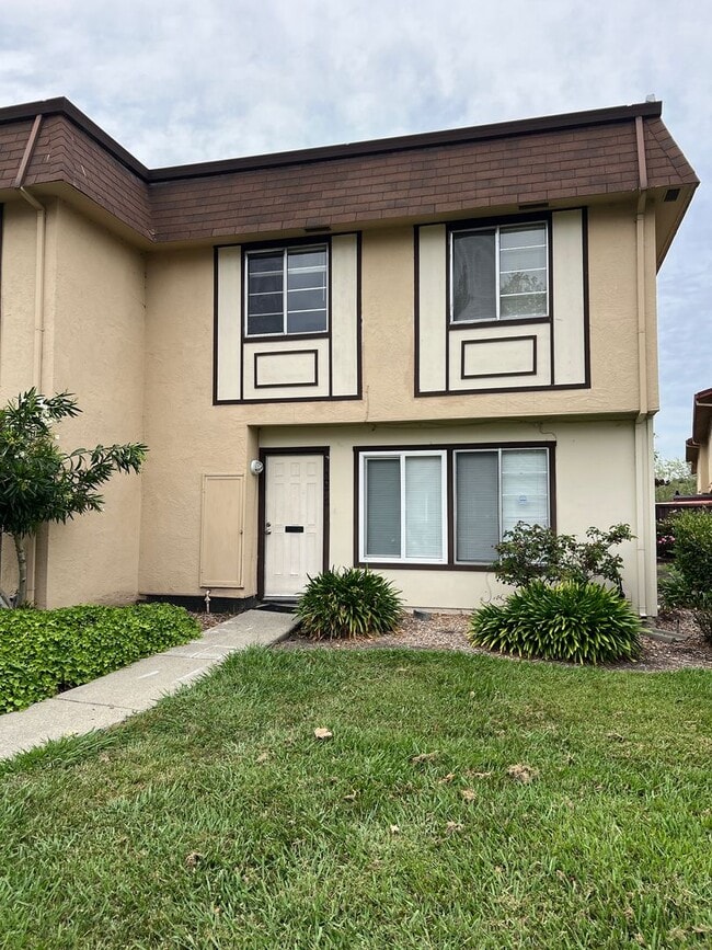 property at 27800 Hummingbird Ct