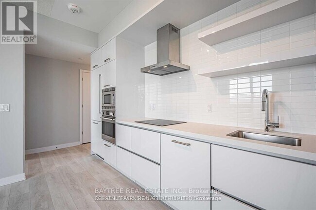 2221 Yonge St in Toronto, ON - Building Photo - Building Photo