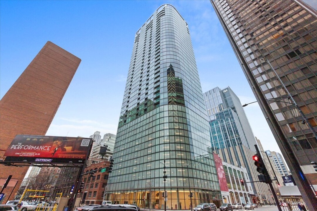 600 N Fairbanks Ct in Chicago, IL - Building Photo