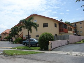 2290 W 54th Pl in Hialeah, FL - Building Photo - Building Photo