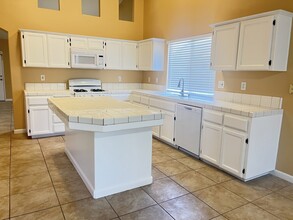 804 Astoria Park Dr in Bakersfield, CA - Building Photo - Building Photo