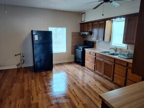 220 East Cypress Street in Winnie, TX - Building Photo - Building Photo