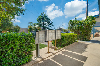 Meadowview Apartments in Paris, TX - Building Photo - Building Photo