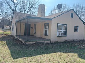 328 E Texas Ave in Walters, OK - Building Photo