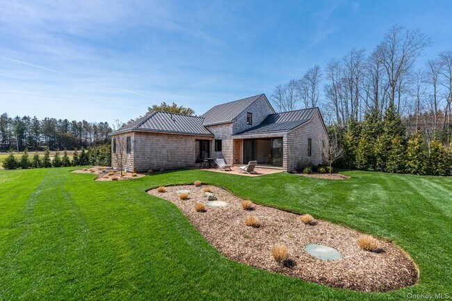 3375 Indian Neck Ln in Peconic, NY - Building Photo - Building Photo