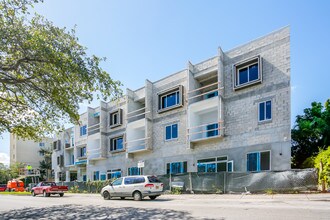 2301 NW 24th Ave in Miami, FL - Foto de edificio - Building Photo