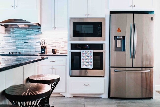 property at 406 NW Retreat Ln