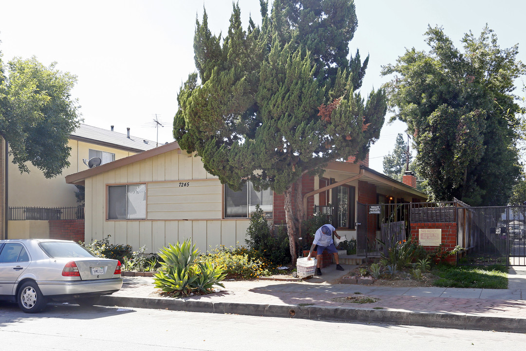 7245 Alabama Ave in Canoga Park, CA - Building Photo