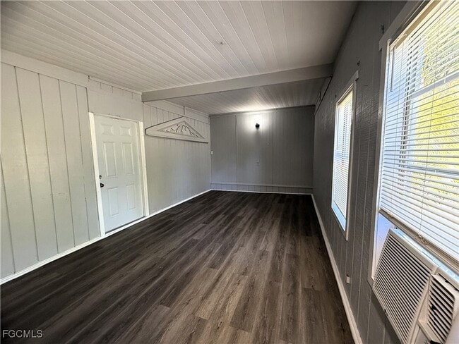 8239 Suncoast Dr in North Fort Myers, FL - Foto de edificio - Building Photo