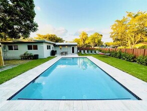 1280 NE 132nd St in North Miami, FL - Building Photo - Building Photo