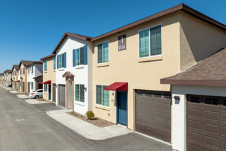 San Junipero Townhomes in Tucson, AZ - Foto de edificio - Building Photo