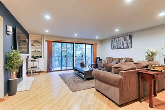 18324 Clark St, Unit 205 in Tarzana, CA - Foto de edificio - Building Photo