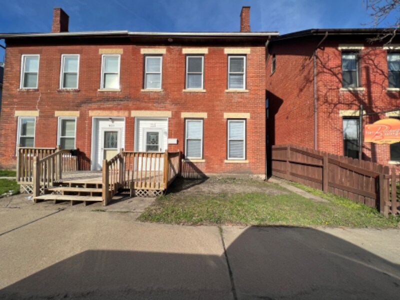 933 White St in Dubuque, IA - Building Photo